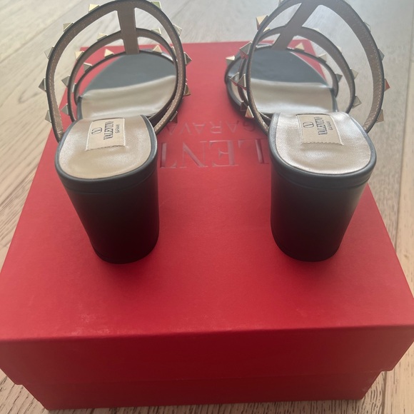 ♥️SOLD♥️ Valentino Garavani Rockstud Black Caged Sandals Slides 38.5 8 - Picture 2 of 14